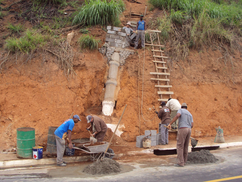 Portal de Notcias PJF | Secretaria de Obras troca  rede de drenagem no Solidariedade | SO - 20/8/2014